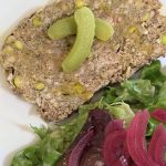 Skiva lantpaté med pistage, cornichon, picklad rödlök och sallad