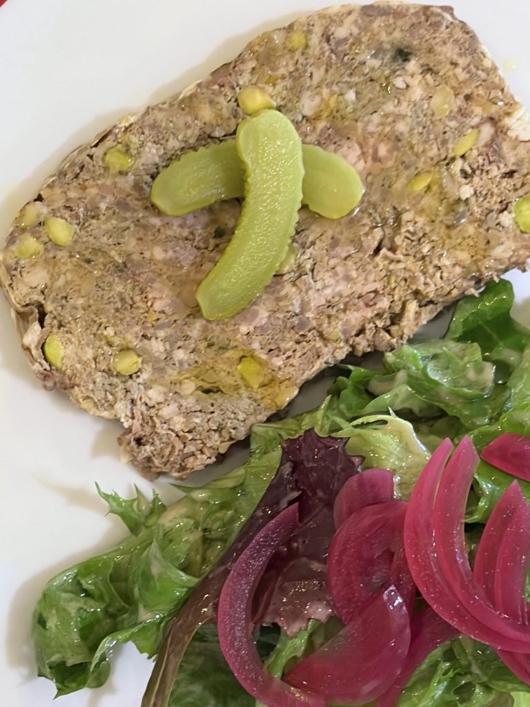 Skiva lantpaté med pistage, cornichon, picklad rödlök och sallad