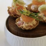 Krustader med kräftröra, rom och krondill på ett träfat