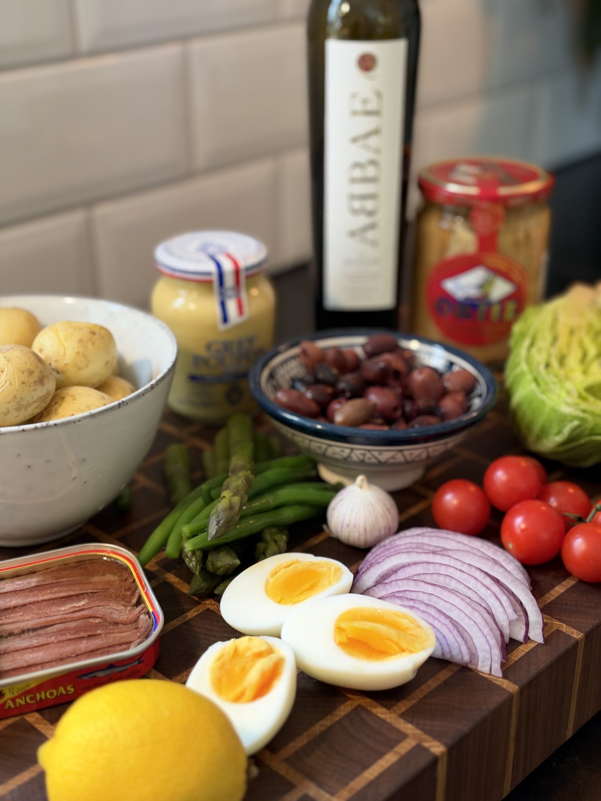Ingredienser till salade niçoise: Abbae olivolja, Ortiz tonfisk och ansjovis, ägg, potatis, oliver och grönsaker